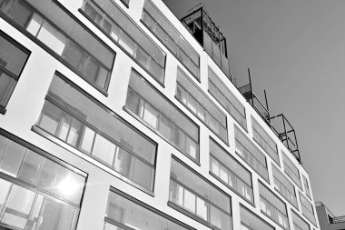 Modern bir apartman cephe. Siyah ve beyaz