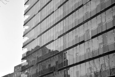 Modern bir apartman cephe. Siyah ve beyaz