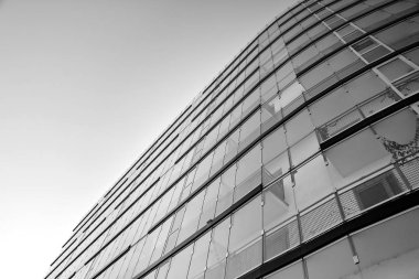 Modern bir apartman cephe. Siyah ve beyaz