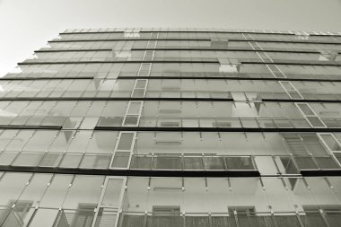 Modern bir apartman cephe. Siyah ve beyaz