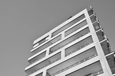 Modern bir apartman cephe. Siyah ve beyaz