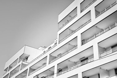 Modern bir apartman cephe. Siyah ve beyaz