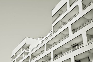 Modern bir apartman cephe. Siyah ve beyaz