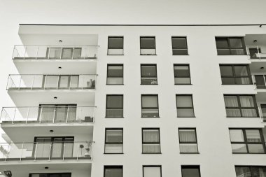 Modern bir apartman cephe. Siyah ve beyaz