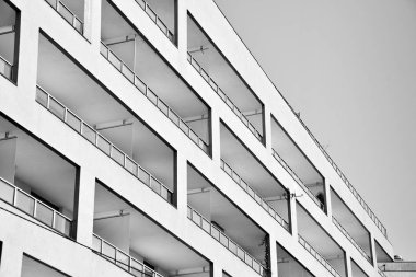Modern bir apartman cephe. Siyah ve beyaz