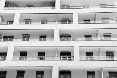 Modern bir apartman cephe. Siyah ve beyaz