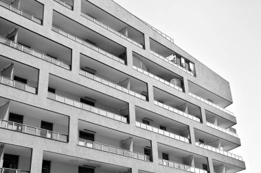 Modern bir apartman cephe. Siyah ve beyaz