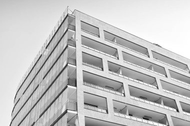 Modern bir apartman cephe. Siyah ve beyaz