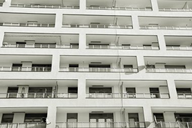 Modern bir apartman cephe. Siyah ve beyaz