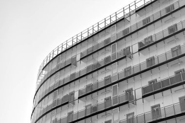 Modern bir apartman cephe. Siyah ve beyaz