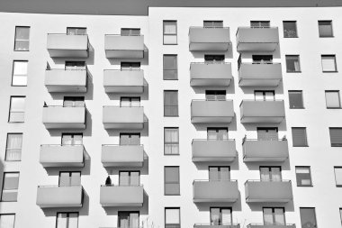 Modern bir apartman cephe. Siyah ve beyaz