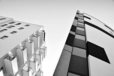 Modern bir apartman cephe. Siyah ve beyaz