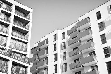 Modern bir apartman cephe. Siyah ve beyaz