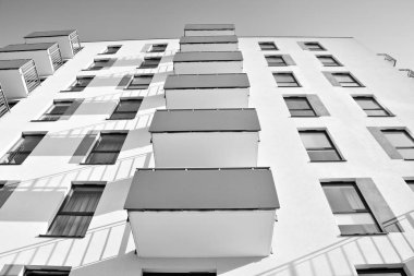 Modern bir apartman cephe. Siyah ve beyaz