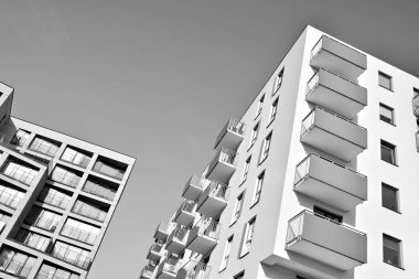 Modern bir apartman cephe. Siyah ve beyaz