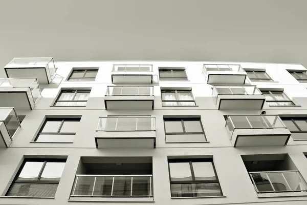 Fassade Eines Modernen Mehrfamilienhauses Schwarz Weiß — Stockfoto