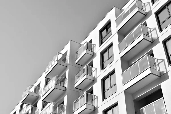 Fassade Eines Modernen Mehrfamilienhauses Schwarz Weiß — Stockfoto