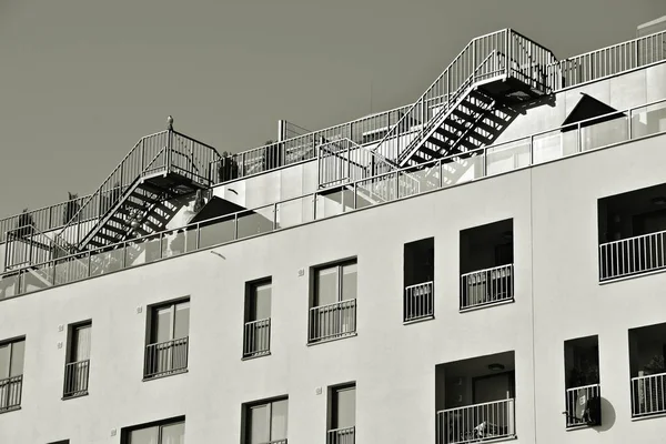 Fassade Eines Modernen Mehrfamilienhauses Schwarz Weiß — Stockfoto