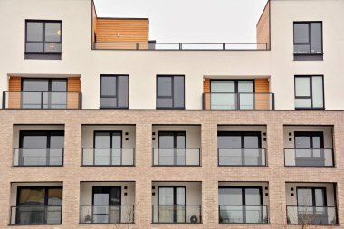 Modern bir apartmanın ön cephesi