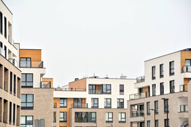 Modern bir apartmanın ön cephesi