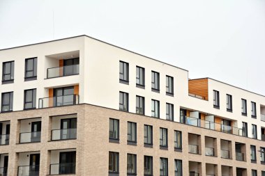 Modern bir apartmanın ön cephesi