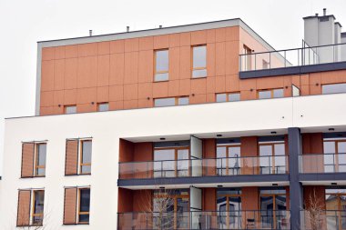 Modern bir apartmanın ön cephesi