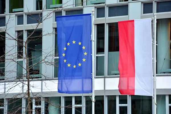 Polnische Und Europäische Gewerkschaftsfahnen Wehen Und Wehen Mit Glaswand Hintergrund — Stockfoto