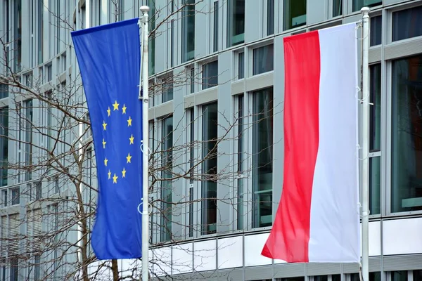 Polnische Und Europäische Gewerkschaftsfahnen Wehen Und Wehen Mit Glaswand Hintergrund — Stockfoto