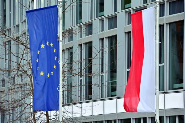 波兰和欧洲联盟的旗帜 飞行和挥舞着玻璃墙办公大楼背景 — 图库照片