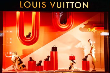 Varşova, Polonya. 11 Şubat 2018. Louis Vuitton mağaza. Klasik tarzı, zamansız tasarım ve yüksek kalitede birleştiren kadınlar için çanta