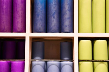 Mumlar Satılık. Çeşitli mumlar bir iç mağaza dekorasyon dolap dolusu.