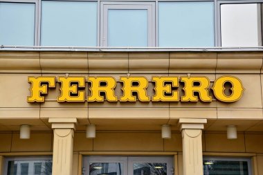 Varşova, Polonya. 14 Mart 2018. Ferrero imzala. Şirket tabela Ferrero.
