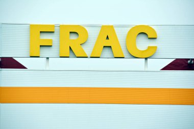 Varşova, Polonya. 14 Mart 2018. FRAC imzala. Şirket tabela Frac.