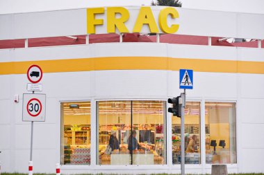 Varşova, Polonya. 14 Mart 2018. FRAC imzala. Şirket tabela Frac.