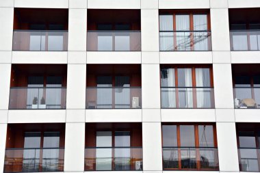 Modern bir apartmanın ön cephesi