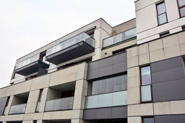 Modern bir apartmanın ön cephesi