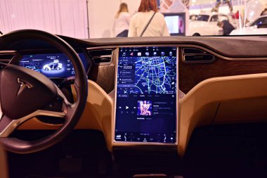Varşova, Polonya. 18 Şubat 2018. Tesla Model X 90d araba iç. SW-tahta bilgisayar Tesla Araba, ekranda yeni yazılım ayrıntı. Tesla Motors bir Amerikan şirketidir. 