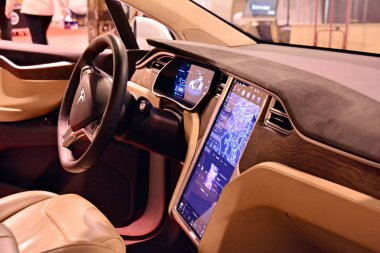 Varşova, Polonya. 18 Şubat 2018. Tesla Model X 90d araba iç. SW-tahta bilgisayar Tesla Araba, ekranda yeni yazılım ayrıntı. Tesla Motors bir Amerikan şirketidir. 