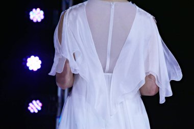 Kadın geri beyaz gelinlik