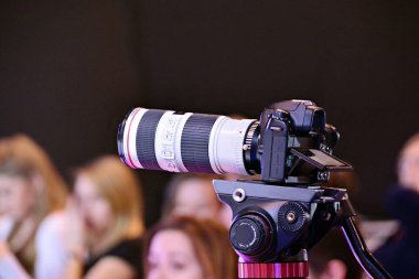 Profesyonel dijital fotoğraf makinesi ve fotoğraf makinesi Tripod üzerinde zum objektif