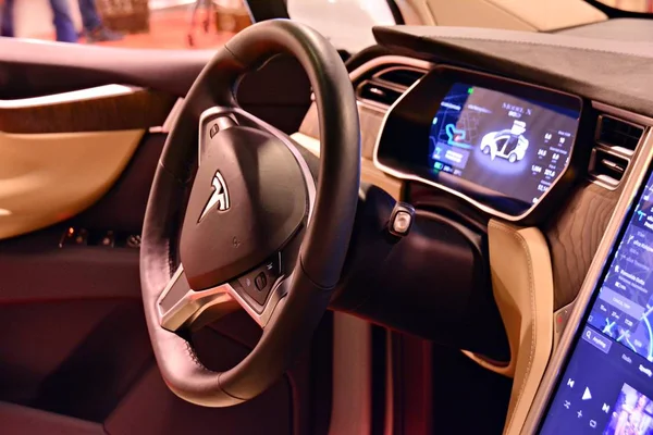 Warschau, Polen. 18. februar 2018. innenraum von tesla modell x 90d auto. sw-board-computer tesla car, detailliert die neue software auf dem display. tesla motors ist ein amerikanisches unternehmen. — Stockbild Warschau Polen Februar 2018 Innenraum Von Tesla Modell 90D Auto — Stockfoto