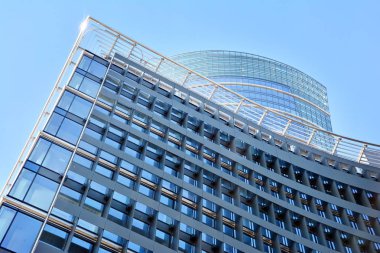  Modern bina. Camdan yapılmış modern ofis binası.