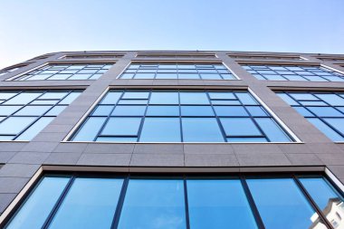  Modern bina. Camdan yapılmış modern ofis binası.