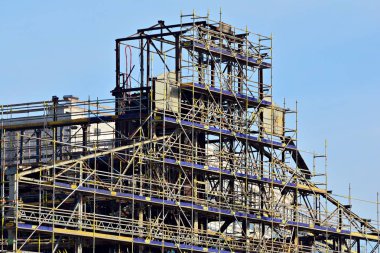 Vinçli ve binalı inşaat alanı