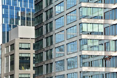  Modern bina. Camdan yapılmış modern ofis binası.