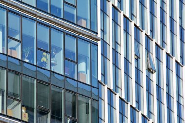  Modern bina. Camdan yapılmış modern ofis binası.