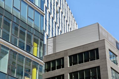  Modern bina. Camdan yapılmış modern ofis binası.