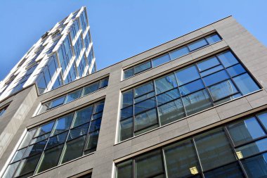  Modern bina. Camdan yapılmış modern ofis binası.