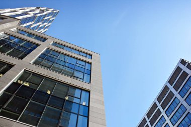  Modern bina. Camdan yapılmış modern ofis binası.