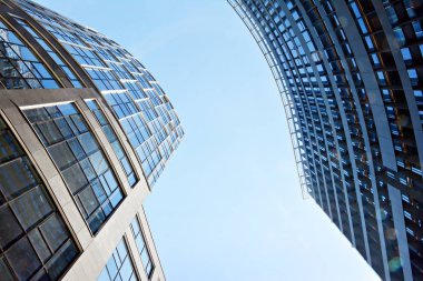  Modern bina. Camdan yapılmış modern ofis binası.